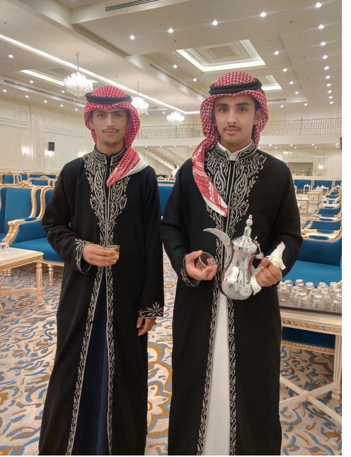 قهوجي يحمل الدلة والفنجان