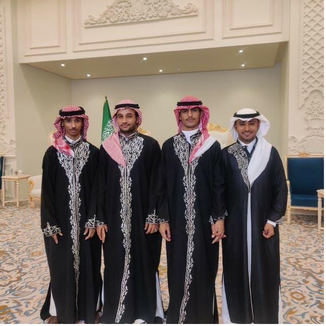 فريق قهوجيين بالزي الرسمي في قاعة مناسبات