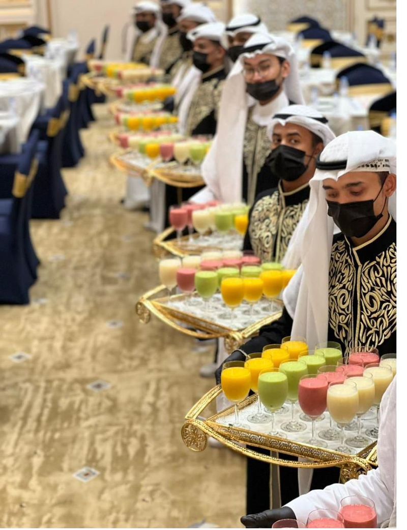 فريق الضيافة أثناء تقديم المشروبات في مناسبة