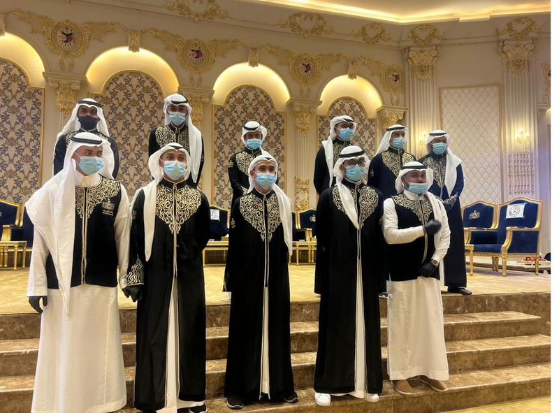 فريق الضيافة بالزي الرسمي في قاعة مناسبات