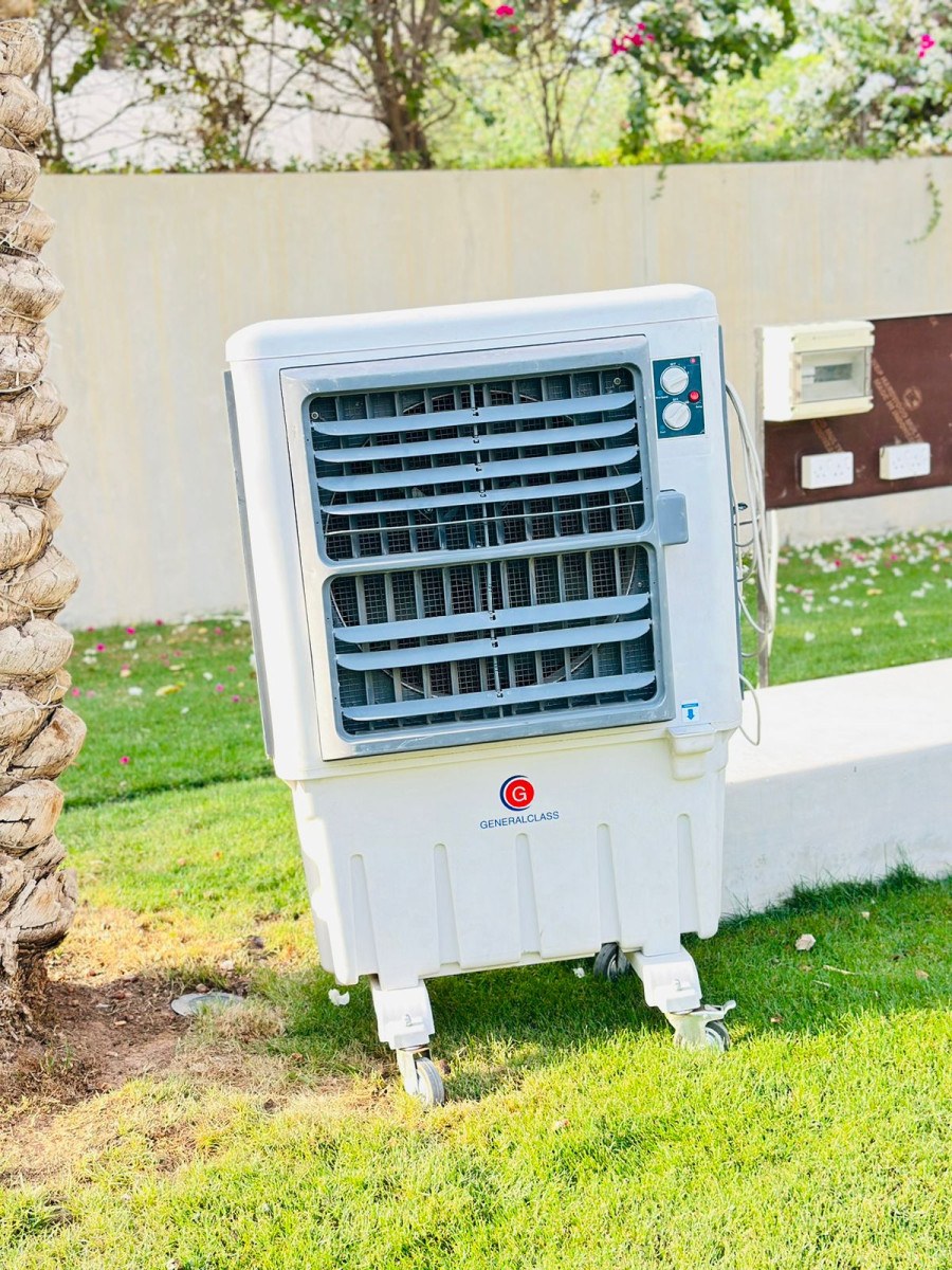 مكيف صحراوي متنقل أبيض بعجلات في الهواء الطلق، جاهز للتأجير